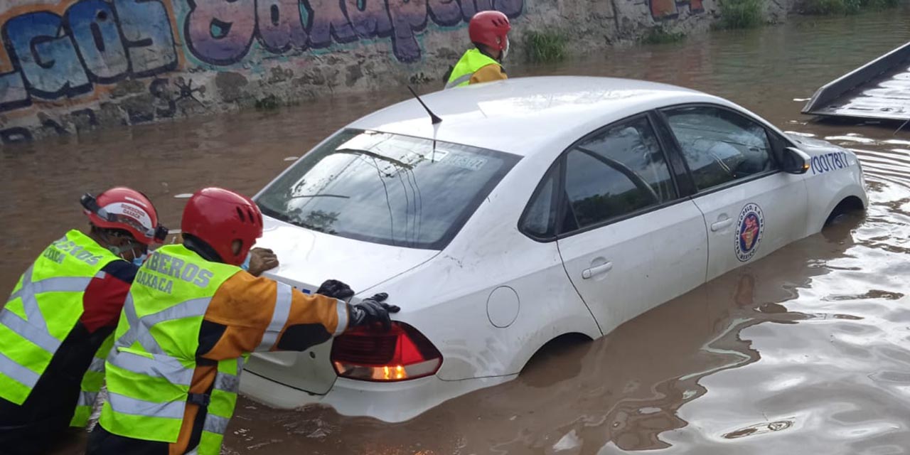 Atiende Bomberos reportes derivados a las lluvia en la capital oaxaqueña