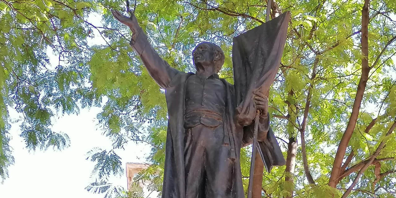 En el olvido, estatua al cura Miguel Hidalgo en Oaxaca
