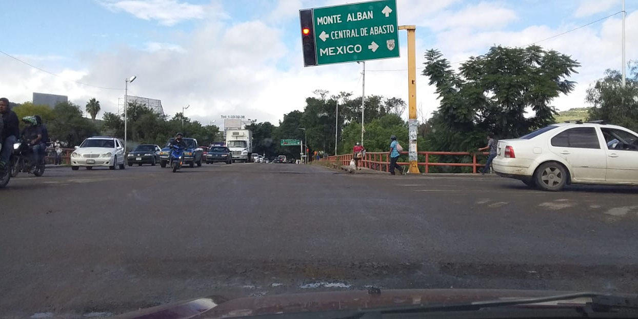 Señalamiento vial apunto de caer | El Imparcial de Oaxaca Señalamiento vial apunto de caer | El Imparcial de Oaxaca