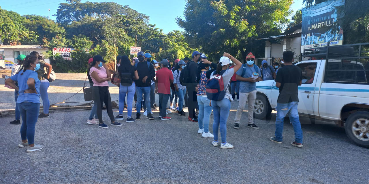 Estudiantes normalistas realizan ‘boteo’ en Pinotepa Nacional
