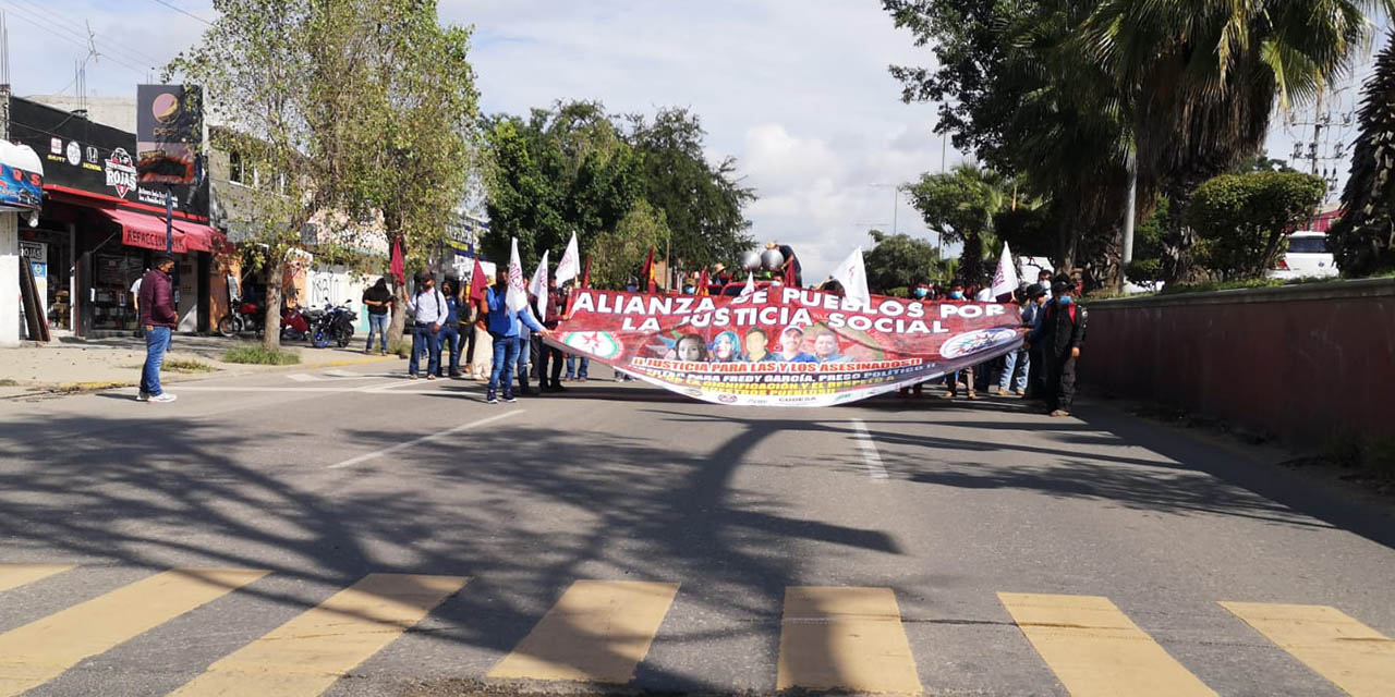 Marchan integrantes de la Asamblea de Pueblos en Defensa del Territorio | El Imparcial de Oaxaca