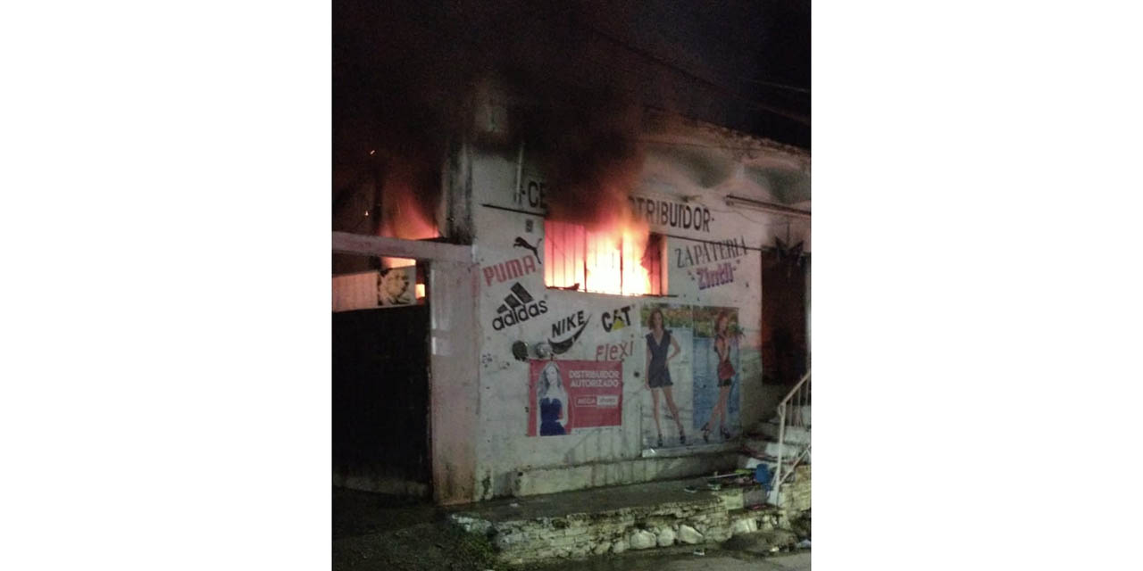 Se incendia negocio en el centro de Pochutla