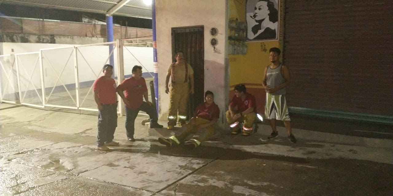 Se incendia negocio en el centro de Pochutla