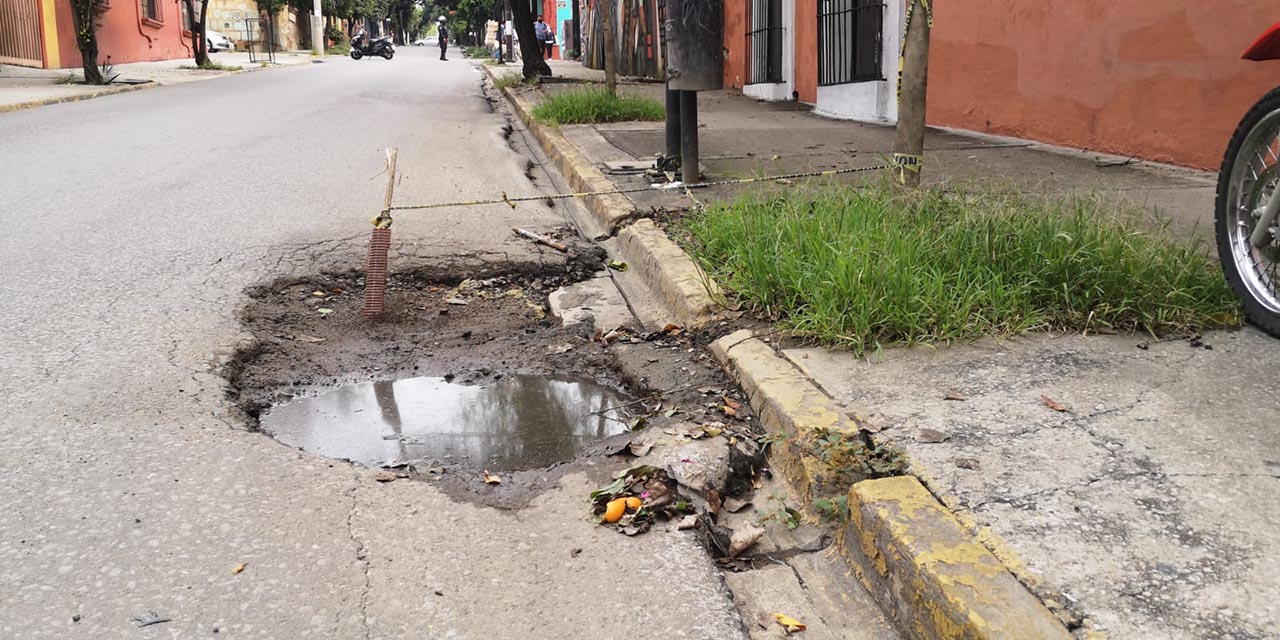 CityBus y falta de mantenimiento generan enormes baches en la calle de Crespo | El Imparcial de Oaxaca