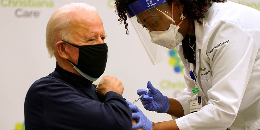 Joe Biden acude a aplicarse la dosis de refuerzo de la vacuna covid-19 de Pfizer | El Imparcial de Oaxaca