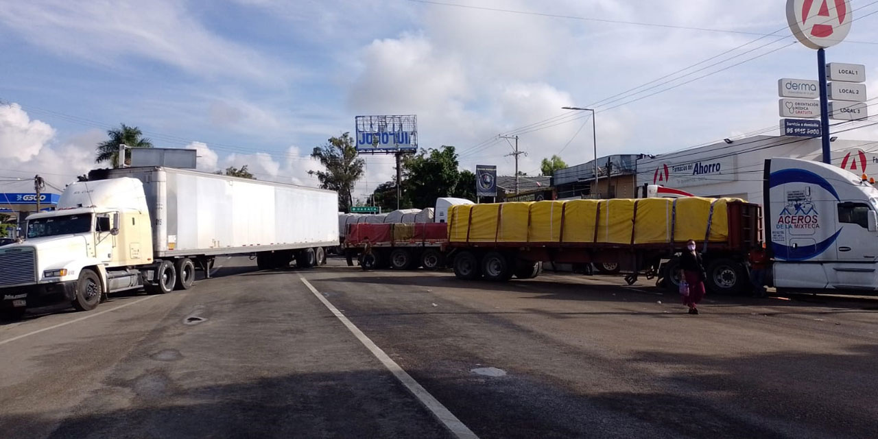 Mantienen bloqueo en el crucero del Aeropuerto: Ex trabajadores del Sector Salud | El Imparcial de Oaxaca Mantienen bloqueo en el crucero del Aeropuerto: Ex trabajadores del Sector Salud | El Imparcial de Oaxaca