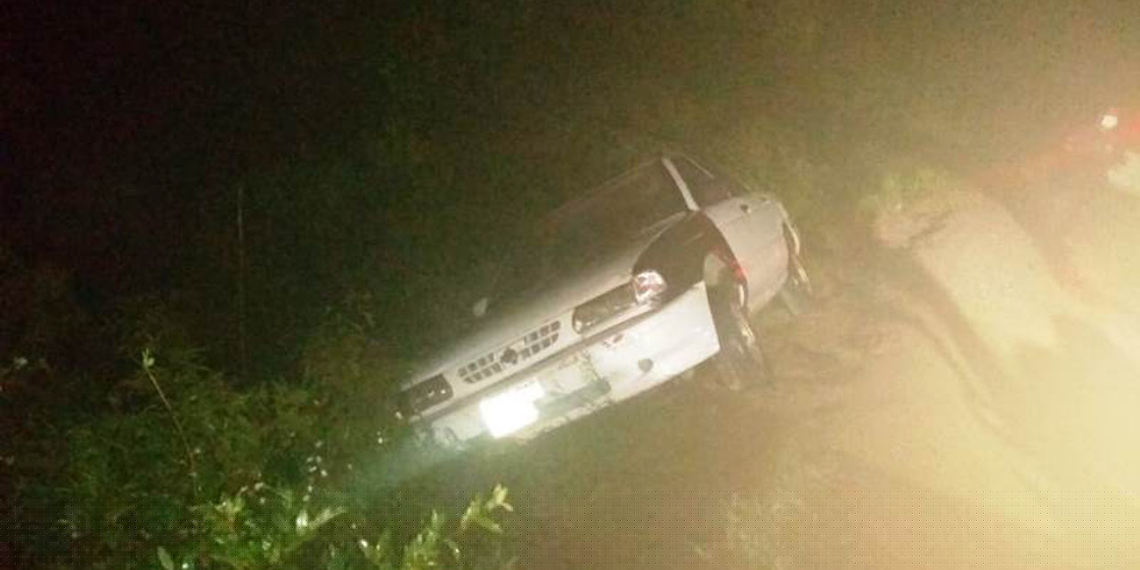 Hallan auto siniestrado en La Mixteca | El Imparcial de Oaxaca Hallan auto siniestrado en La Mixteca | El Imparcial de Oaxaca