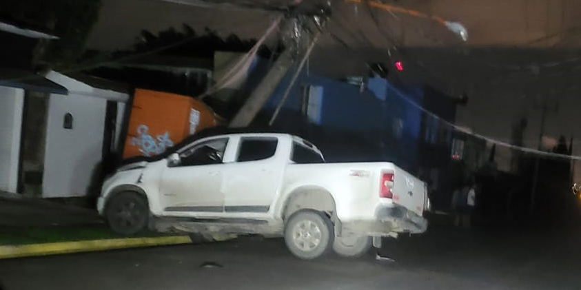 Conductor deja sin luz a vecinos de San Felipe al estrella su camioneta contra poste | El Imparcial de Oaxaca