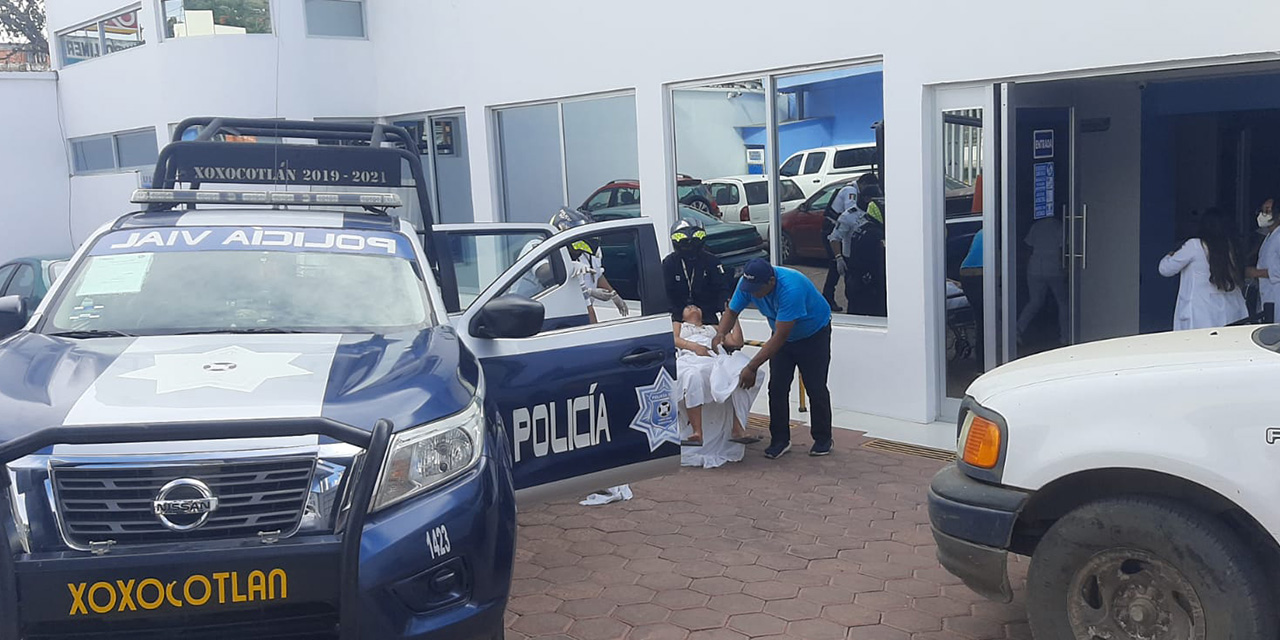 Policías municipales auxilian a mujer embarazada | El Imparcial de Oaxaca
