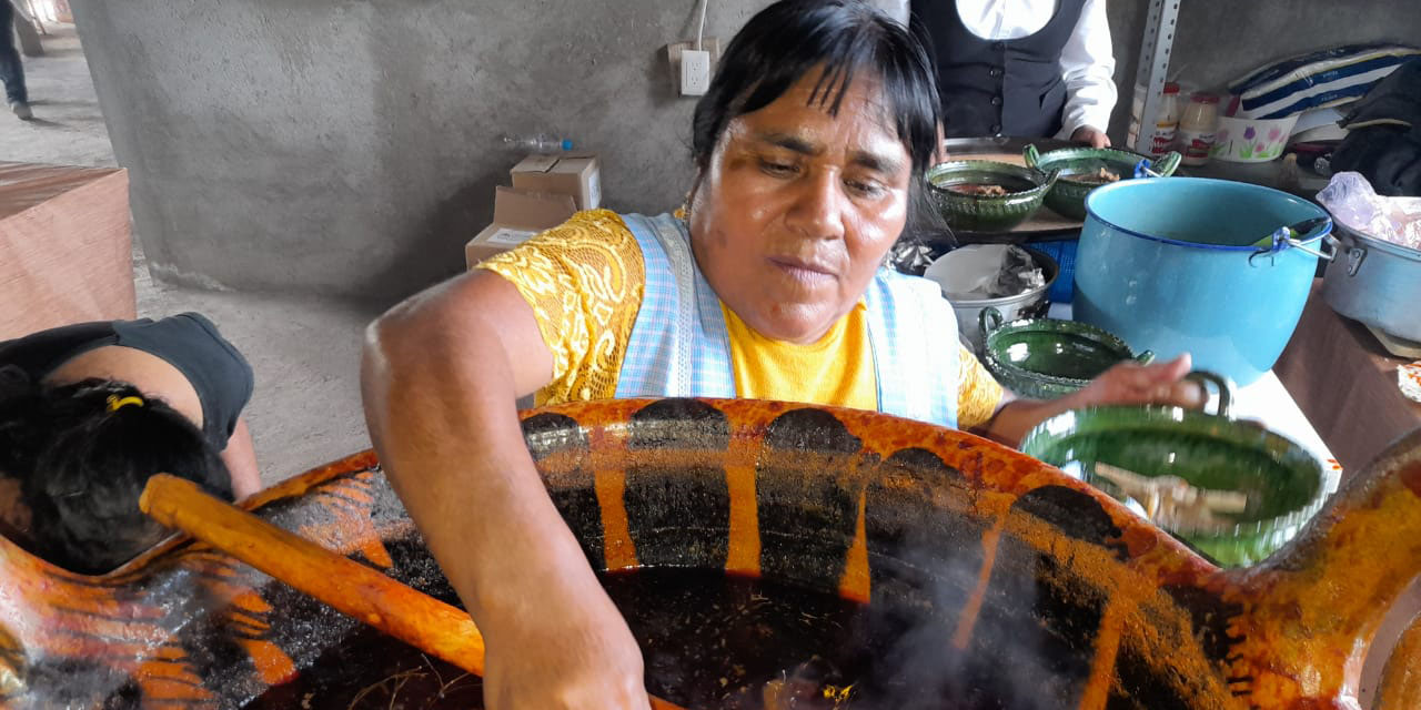 Celebran tres décadas de guisar el mole de caderas en Huajuapan de León | El Imparcial de Oaxaca