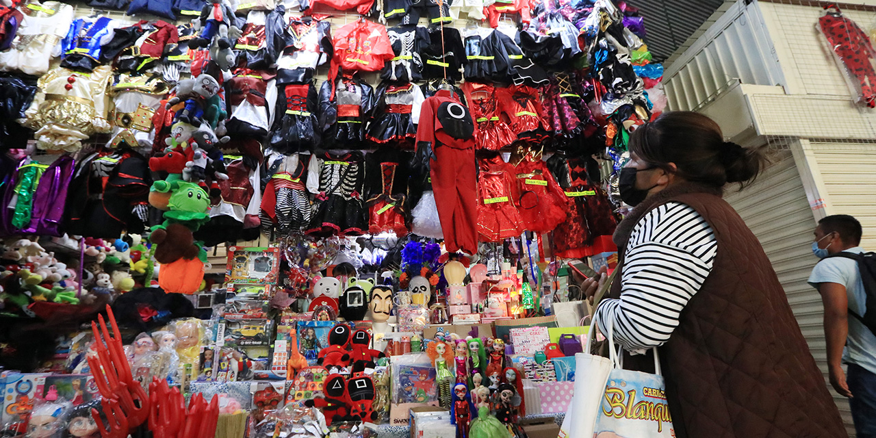 Comerciantes se visten con disfraces para el Día de Muertos en Oaxaca | El Imparcial de Oaxaca