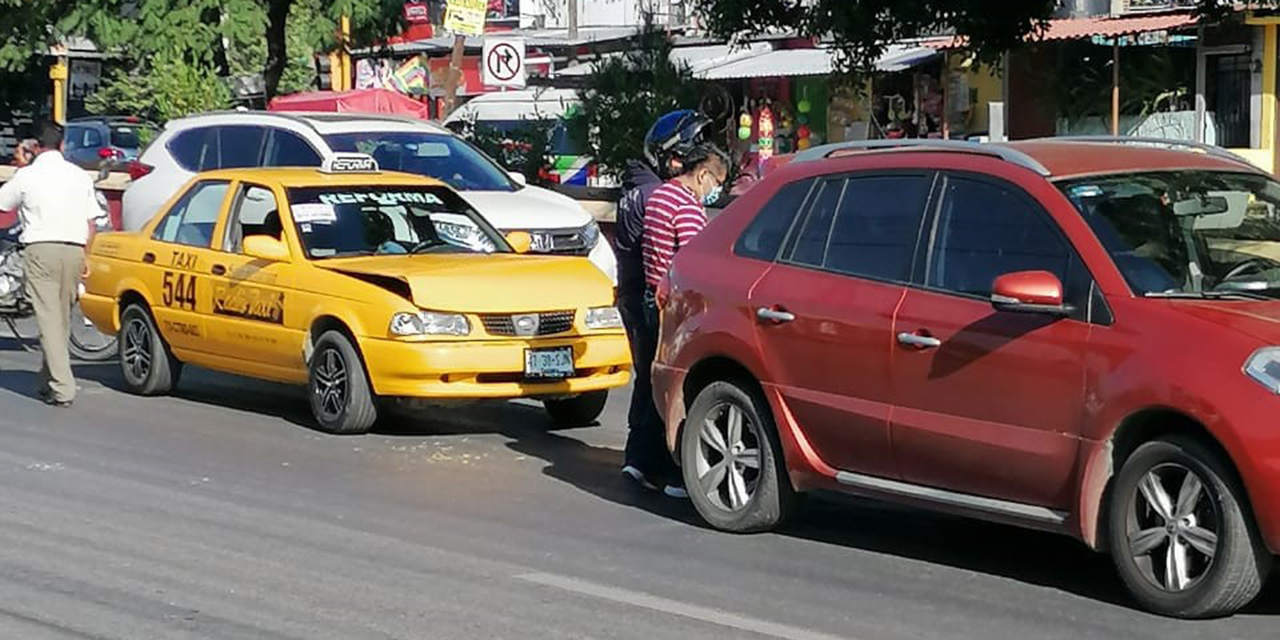 Choca taxi contra particular | El Imparcial de Oaxaca