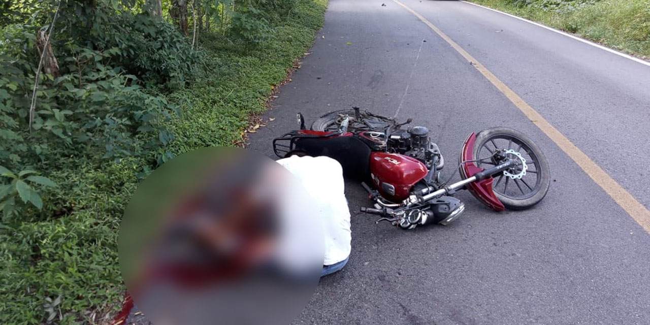 Aparatoso choque entre moto y camioneta en carretera de Jamiltepec | El Imparcial de Oaxaca
