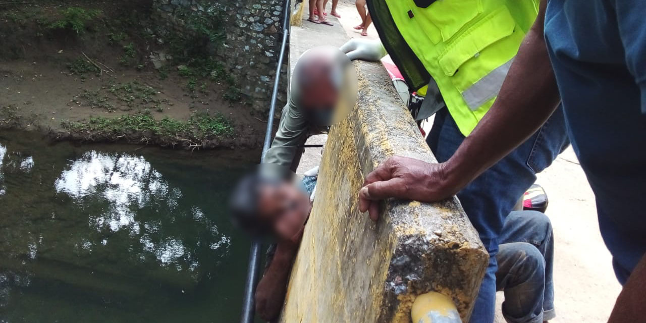 Hombre cuelga de un puente con varilla atravesada en El Barrio de la Soledad
