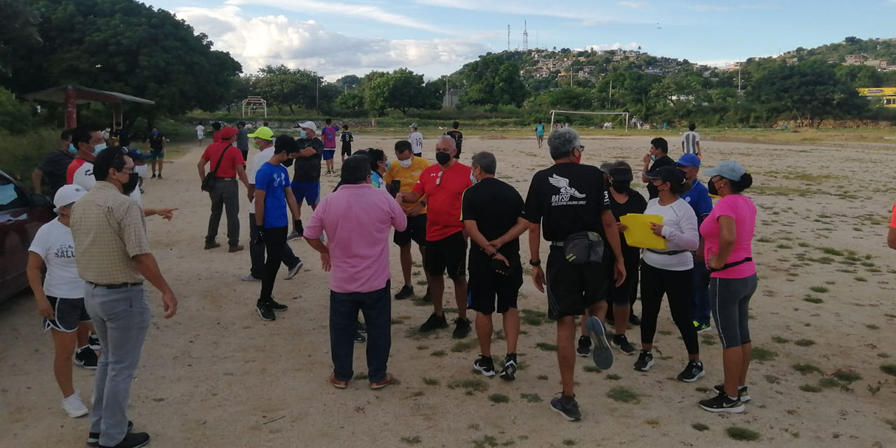 Ordena juez a liga de futbol desocupar campo Blanquito en Salina Cruz