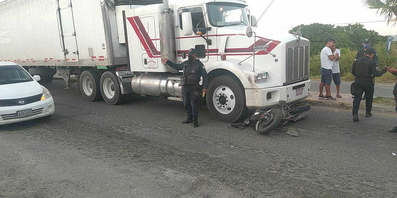 Motociclista se salva de morir aplastado en Salina Cruz | El Imparcial de Oaxaca Motociclista se salva de morir aplastado en Salina Cruz | El Imparcial de Oaxaca