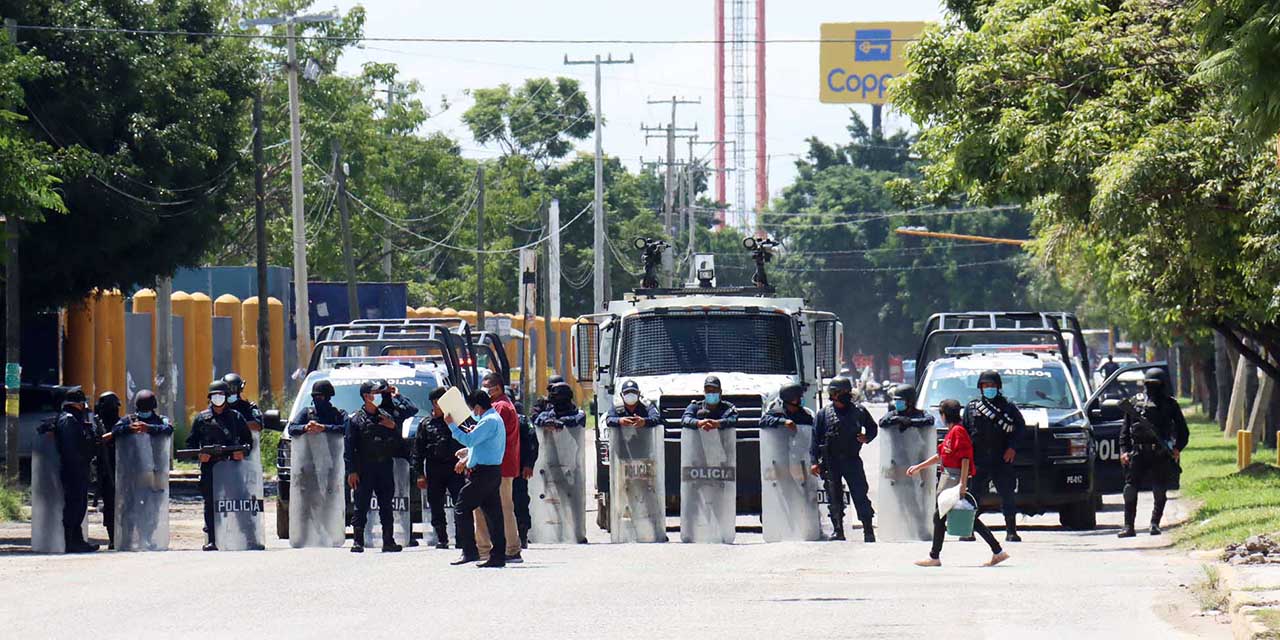Policía Estatal frena a normalistas y retira bloqueo de CU | El Imparcial de Oaxaca Policía Estatal frena a normalistas y retira bloqueo de CU | El Imparcial de Oaxaca