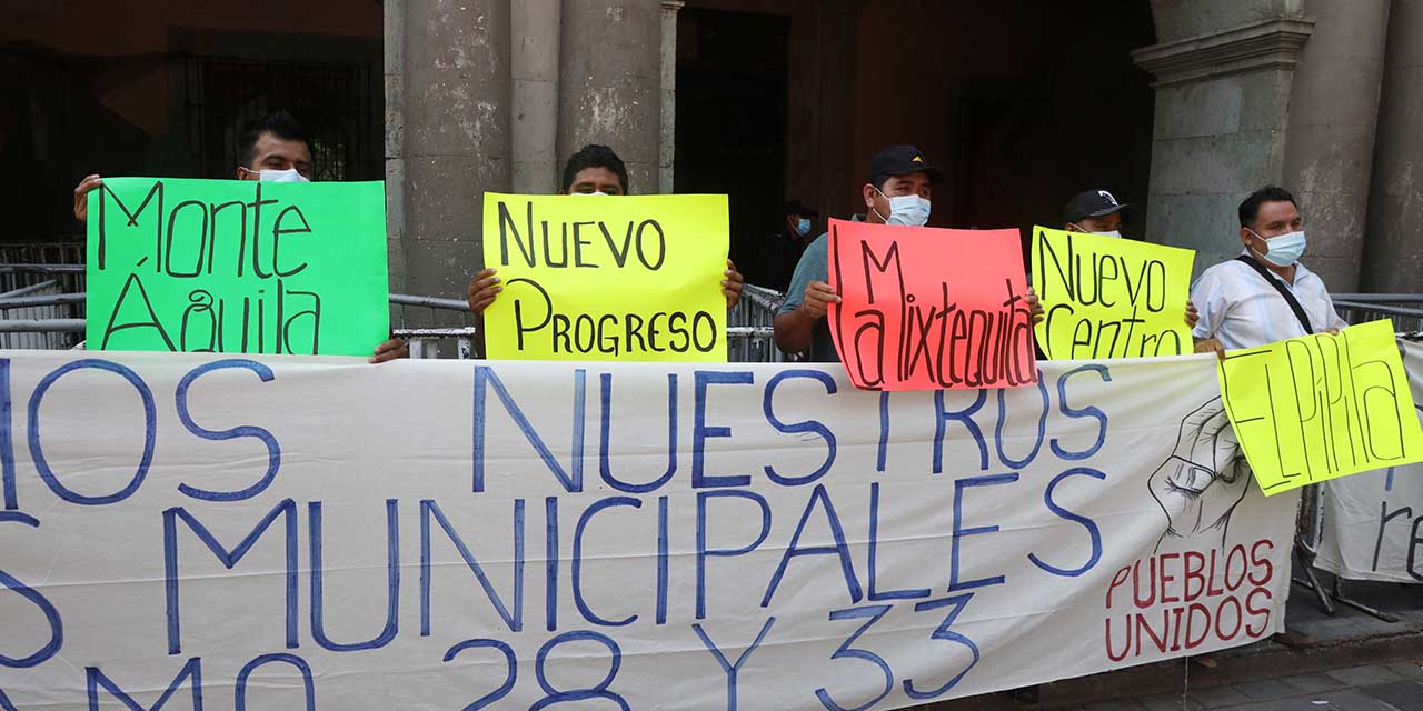 Denuncian abuso del edil de Mitla; cierra paso a casa particular