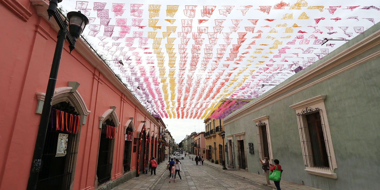 Papel picado, catrinas y frío anuncian el Día de Muertos | El Imparcial de Oaxaca