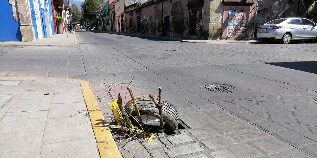 Registros sin tapas y baches, riesgos: Salvando Vidas | El Imparcial de Oaxaca