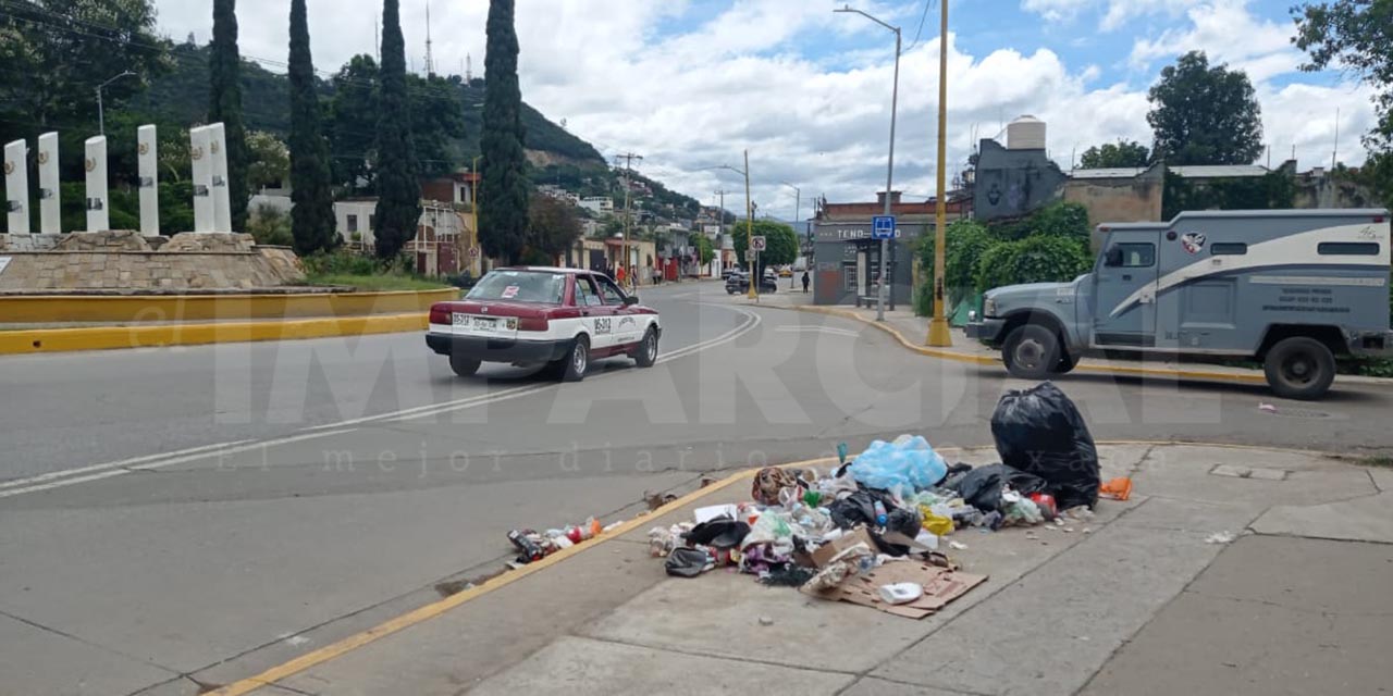 Vecinos de calzada Madero sacan su basura a las calles