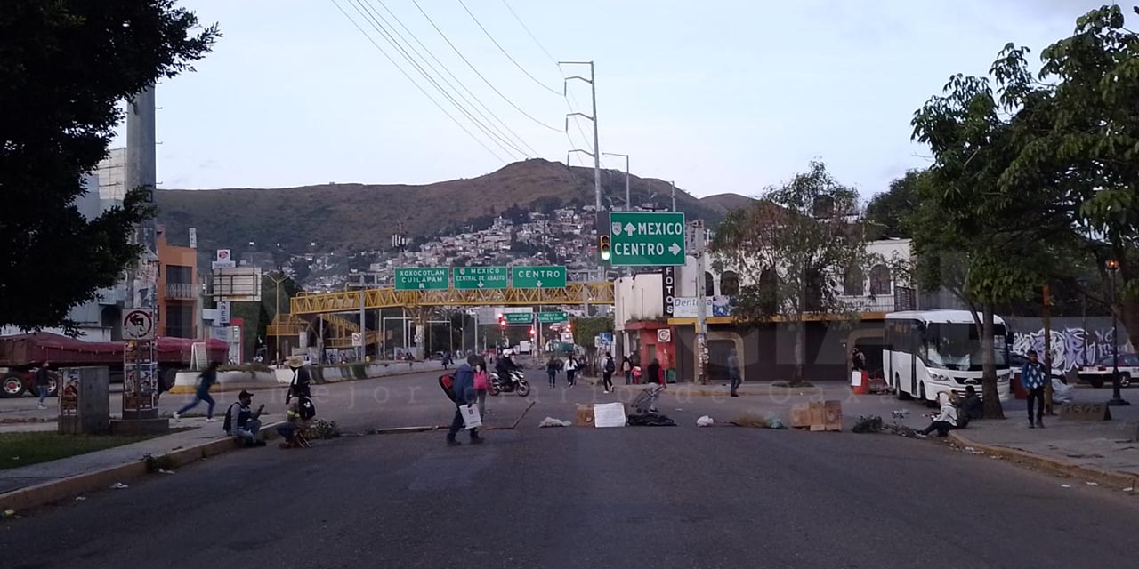 Trabajadores de limpia bloquean accesos principales en la ciudad de Oaxaca