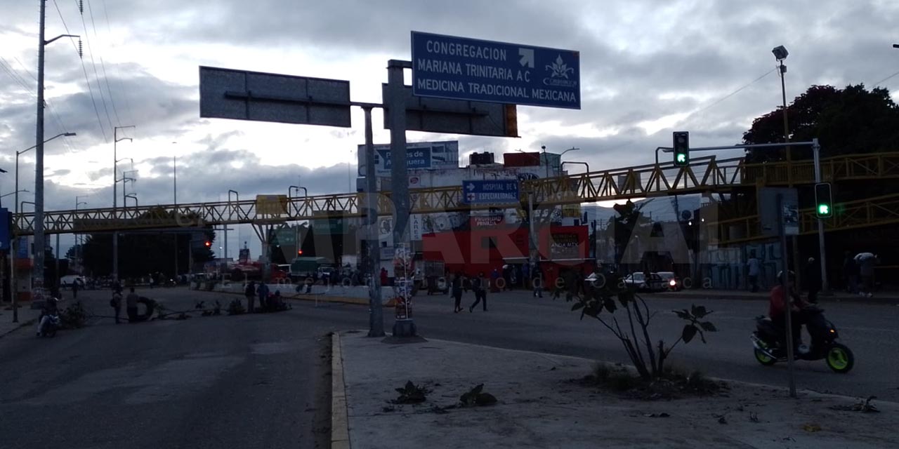 Trabajadores de limpia bloquean accesos principales en la ciudad de Oaxaca