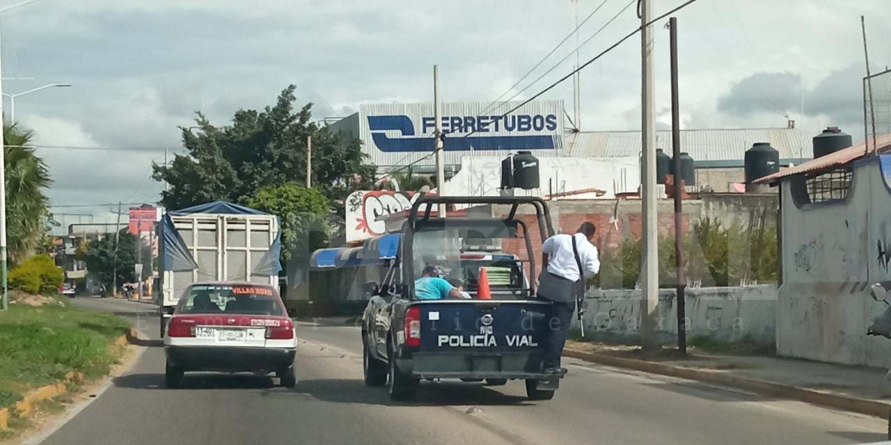 Policía vial traslada en patrulla a mujer en labor de parto