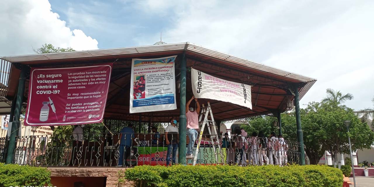 Estudiantes concientizan a ciudadanos sobre el Cáncer de Mama en Pochutla