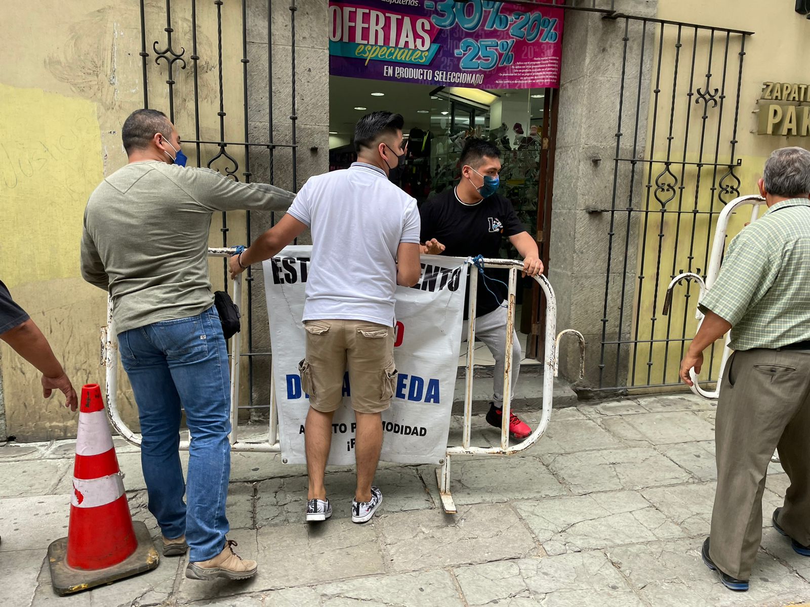 Retiran vallas que rodeaban el Zócalo: Comerciantes establecidos del Centro de la Ciudad