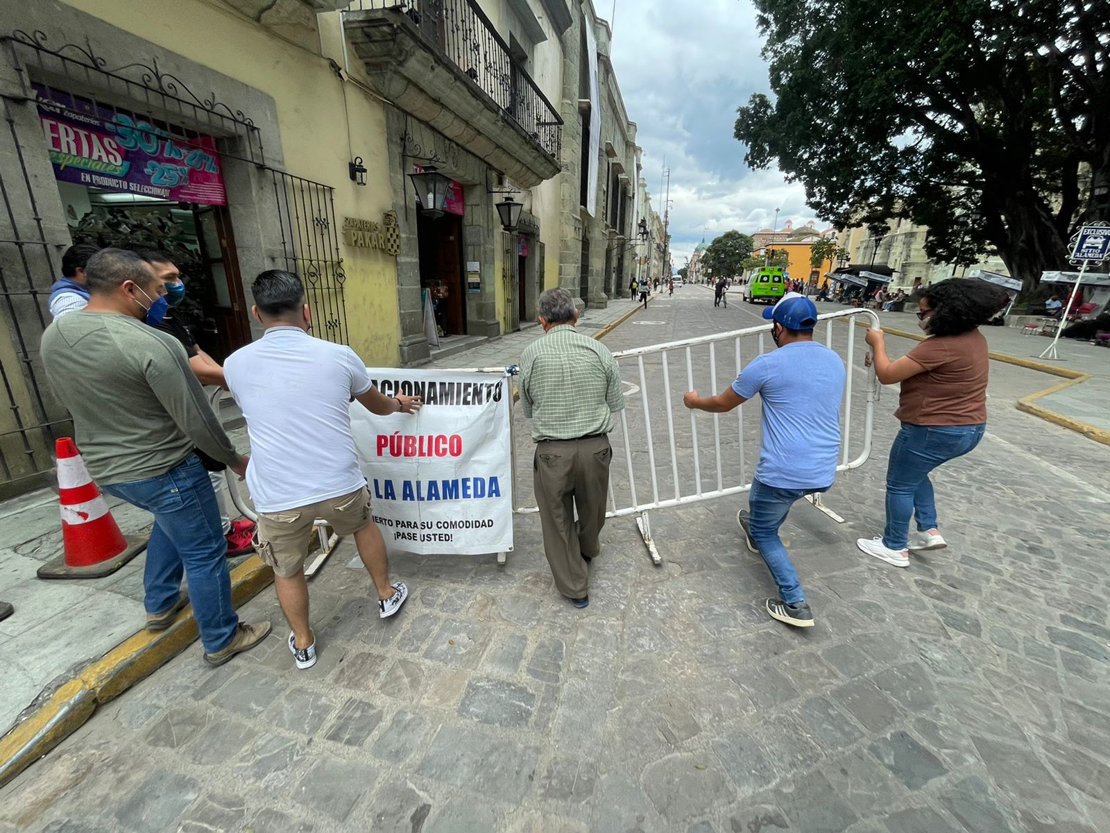Retiran vallas que rodeaban el Zócalo: Comerciantes establecidos del Centro de la Ciudad