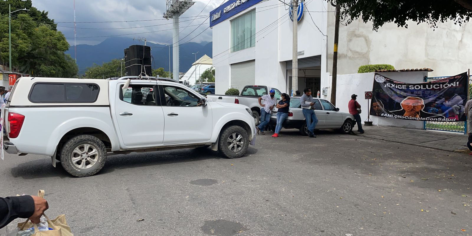 Durante protestas en sus oficinas, obliga a trabajadores a asistir a oficinas | El Imparcial de Oaxaca