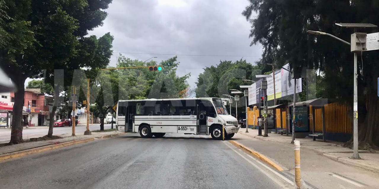 Bloquea STEUABJO avenida Universidad | El Imparcial de Oaxaca