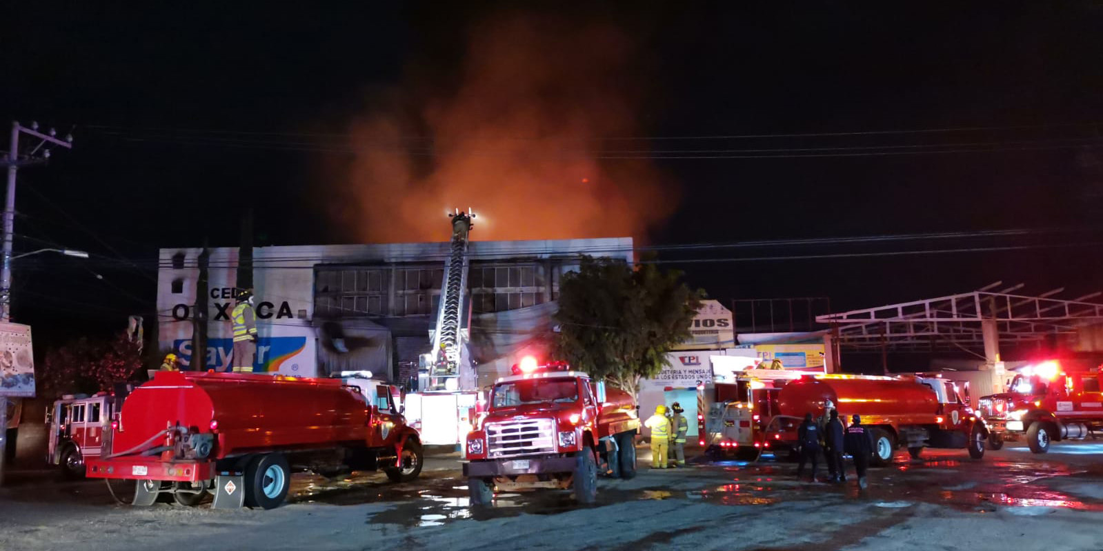Voraz incendio consume bodega de pinturas en San Francisco Tutla; pérdidas millonarias | El Imparcial de Oaxaca