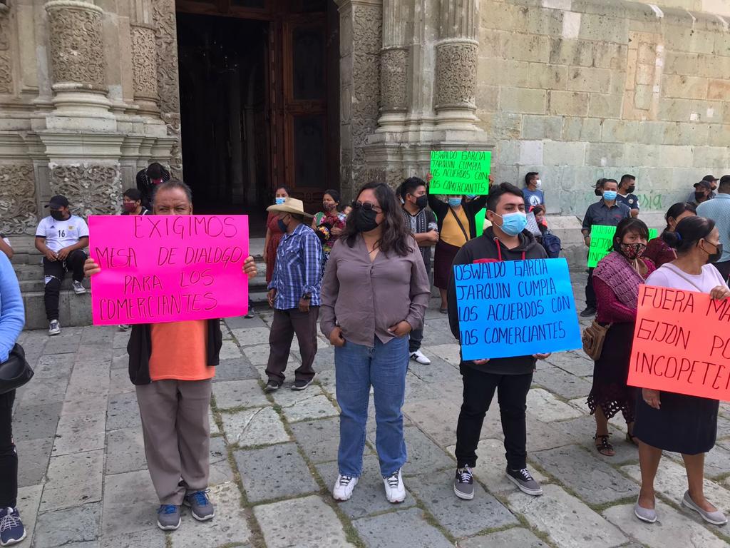Piden comerciantes regresar al Zócalo de Oaxaca