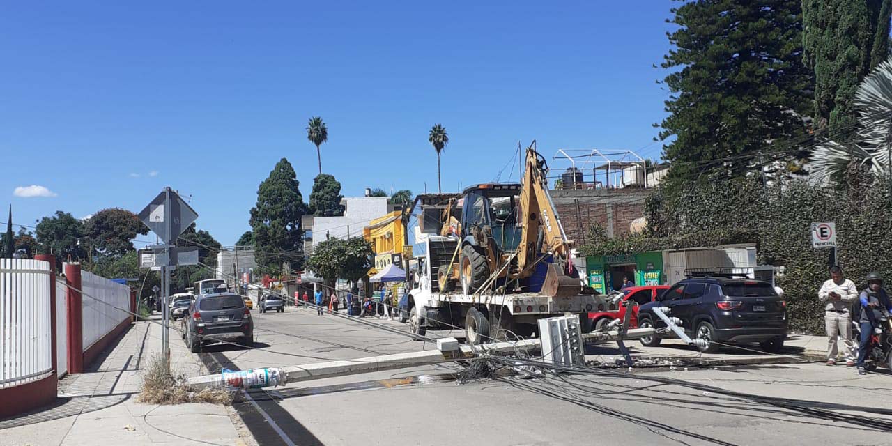 Cae poste de CFE en Santa Lucía del Camino | El Imparcial de Oaxaca