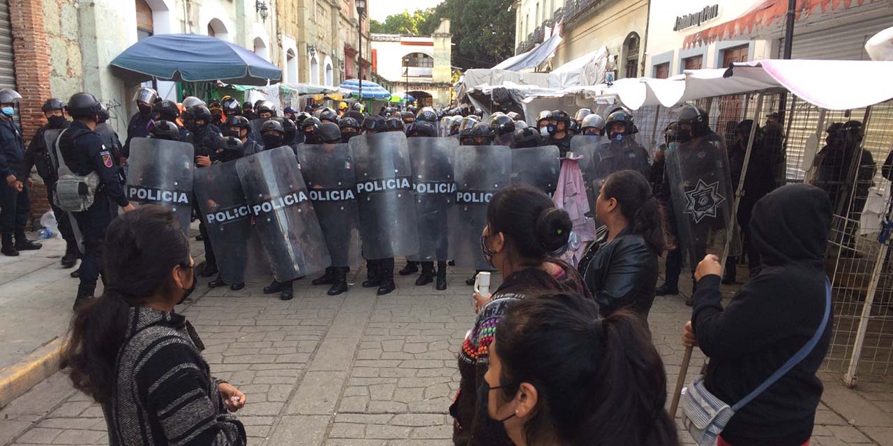 Policía Municipal desaloja ambulantes del primer cuadro de la ciudad