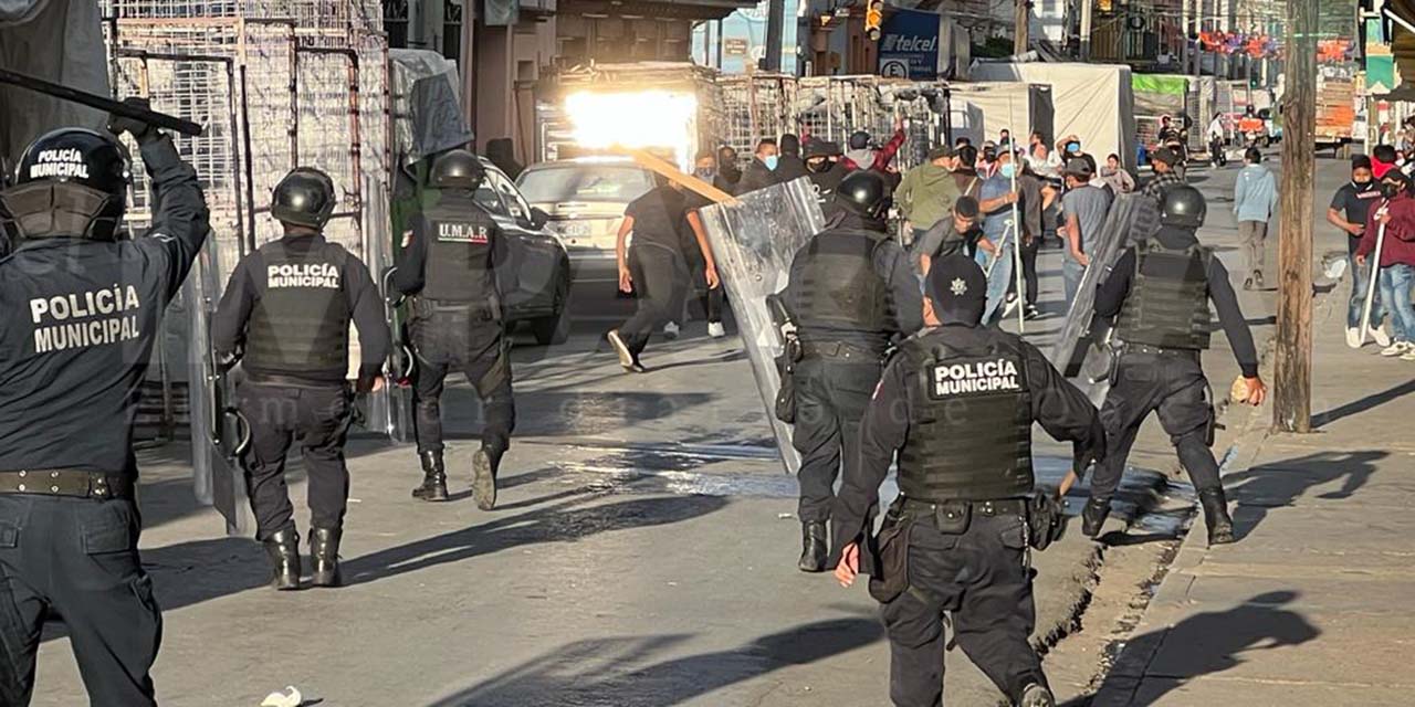 Policía Municipal desaloja ambulantes del primer cuadro de la ciudad