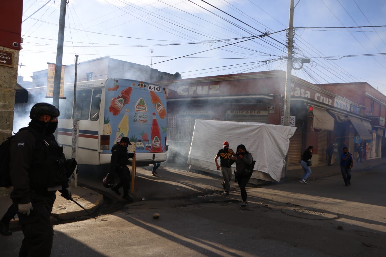 Se enfrentan comerciantes y policías municipales en Oaxaca durante desalojo