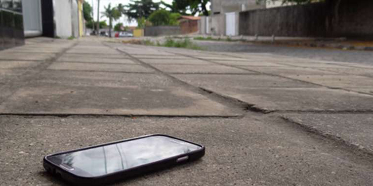 Si ves un celular tirado en un estacionamiento no lo recojas, podría ser una estafa | El Imparcial de Oaxaca