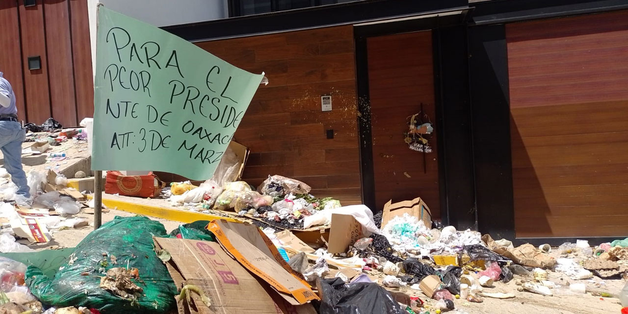 “Una Cucharada de su propio chocolate”: Tiran basura manifestantes en casa de García Jarquín | El Imparcial de Oaxaca