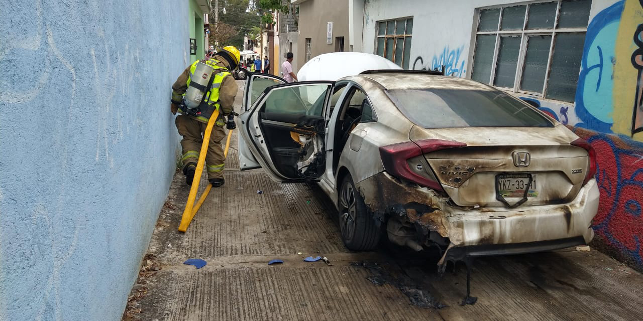 Se quema auto en la colonia Las Flores | El Imparcial de Oaxaca