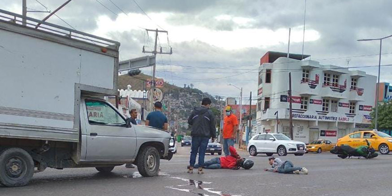 Embisten a jóvenes motociclistas en Símbolos Patrios
