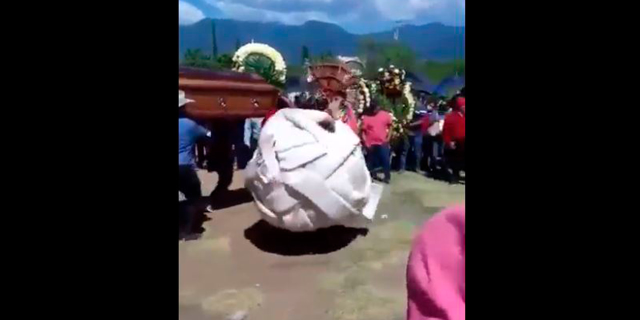 VIDEO: Con una botarga de quesillo, le dan el último adiós | El Imparcial de Oaxaca