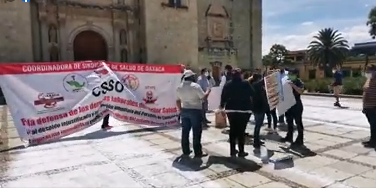 Piden recontratación de eventuales de salud; protestan en explanada de Santo Domingo | El Imparcial de Oaxaca