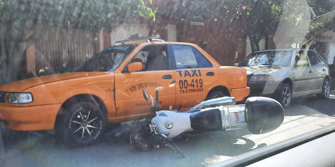 Choca moto contra taxi en la Colonia Reforma | El Imparcial de Oaxaca Choca moto contra taxi en la Colonia Reforma | El Imparcial de Oaxaca