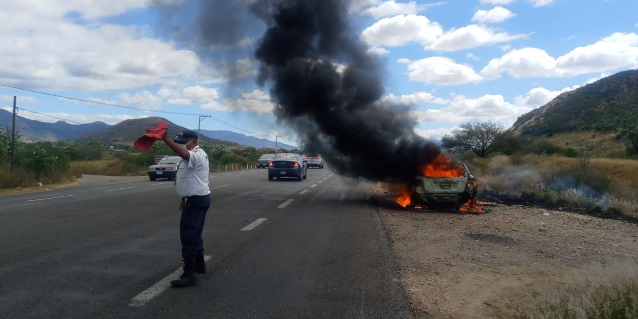 Se incendia auto en carretera a Tlacolula | El Imparcial de Oaxaca
