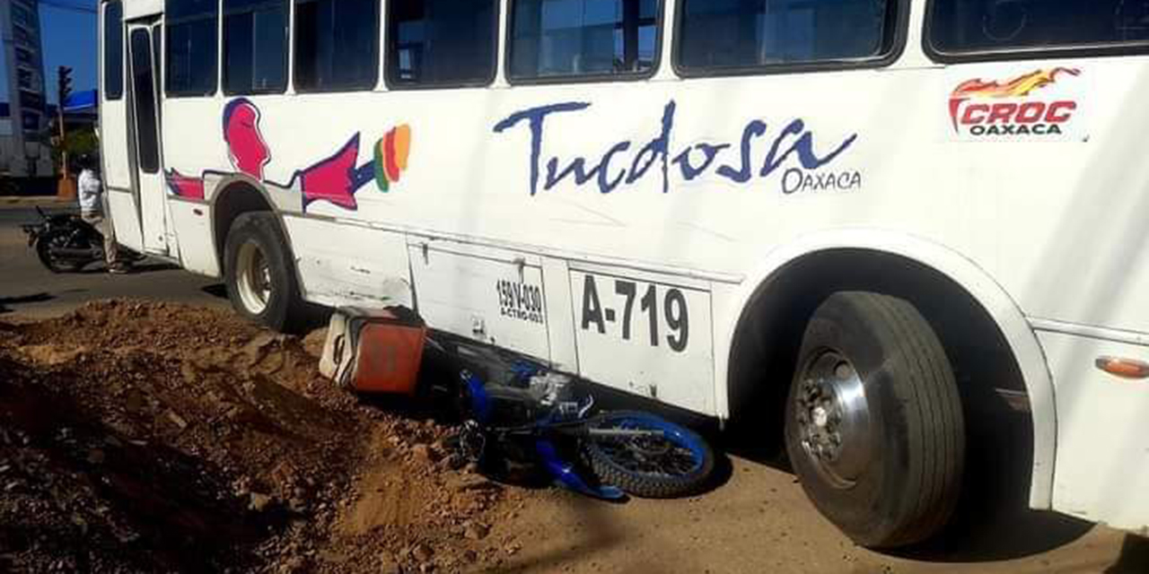 Accidente entre camión de  trasporte público y moto | El Imparcial de Oaxaca