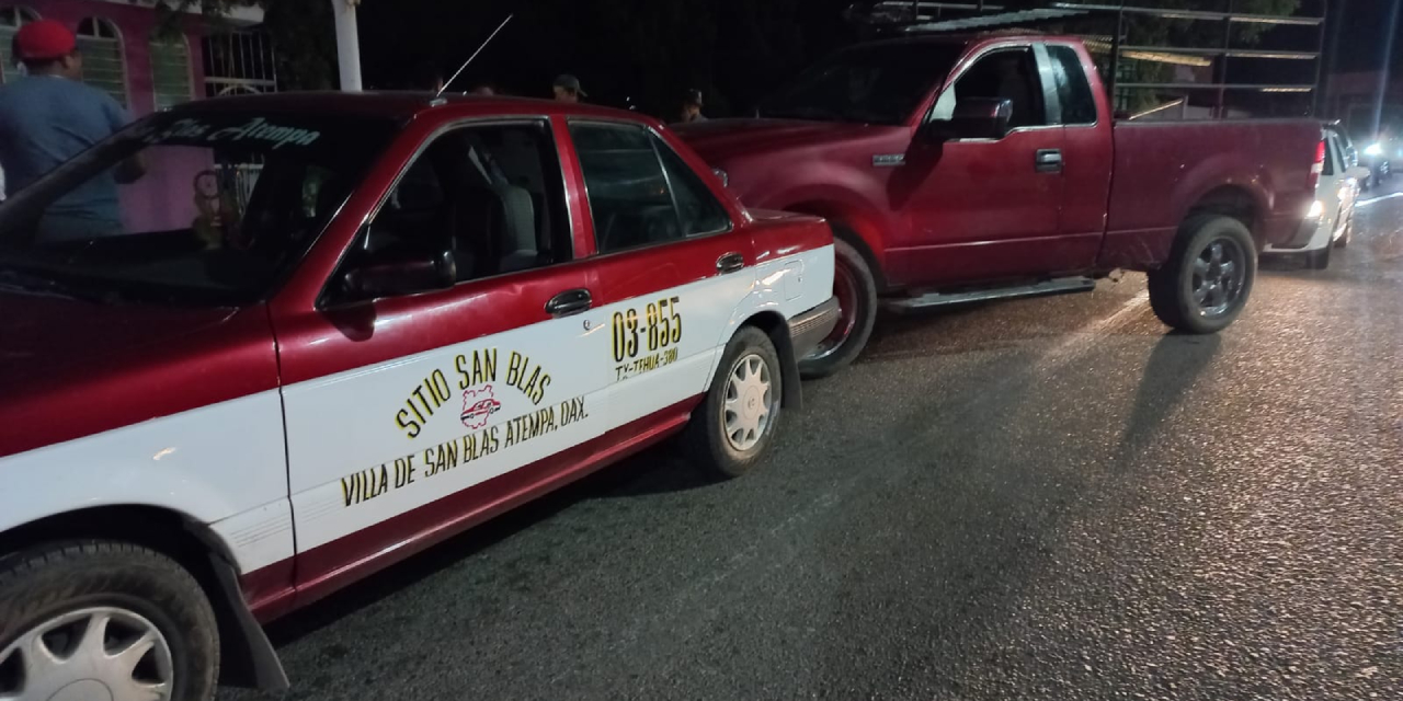 Se queda sin frenos y choca con un taxi | El Imparcial de Oaxaca