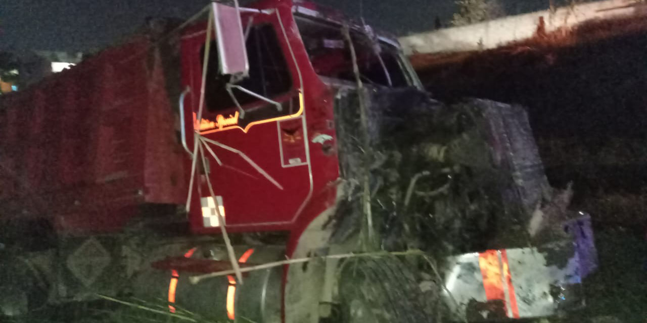 Volteo cae al Río Salado | El Imparcial de Oaxaca Volteo cae al Río Salado | El Imparcial de Oaxaca